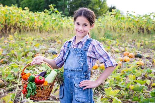 Κορίτσι με καλάθι με λαχανικά — Φωτογραφία Αρχείου
