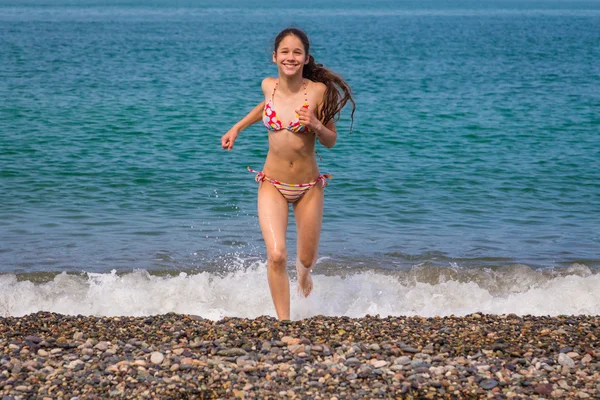 快乐的年轻女孩从海中运行 — 图库照片