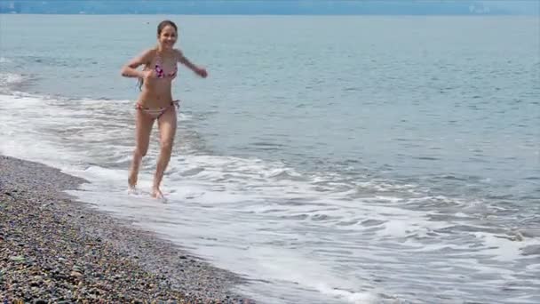 Menina correndo na praia — Vídeo de Stock