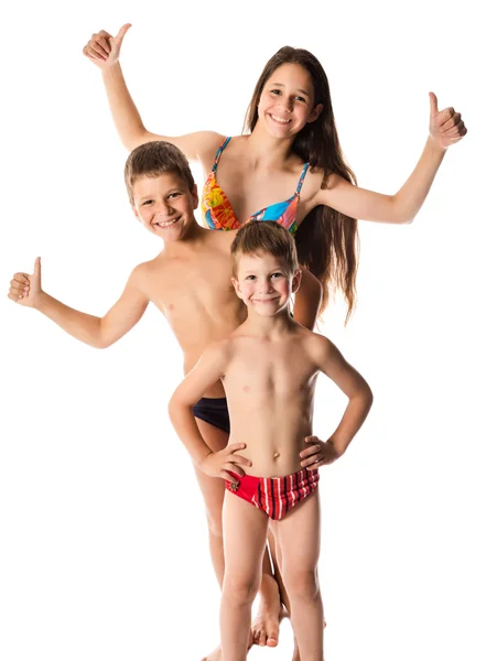 Tre glada barn i baddräkt står tillsammans — Stockfoto