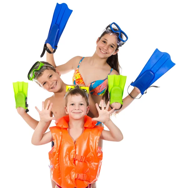 Tres niños felices en máscara de buceo de pie juntos —  Fotos de Stock