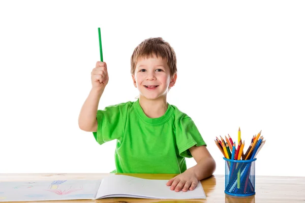 Petit garçon souriant créatif à la table — Photo