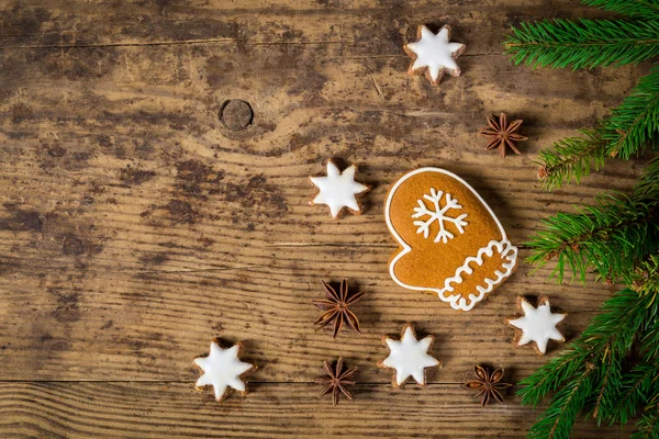 Sfondo natalizio in legno con biscotti di pan di zenzero — Foto Stock