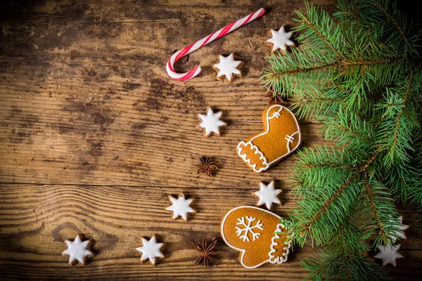 Sfondo natalizio in legno con biscotti di pan di zenzero — Foto Stock