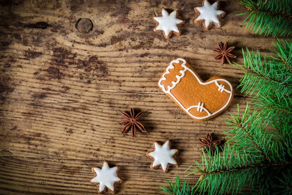 Ξύλινο χριστουγεννιάτικο φόντο με μελόψωμο cookies — Φωτογραφία Αρχείου