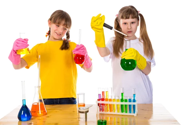 Дві дівчини проводять хімічний експеримент — стокове фото