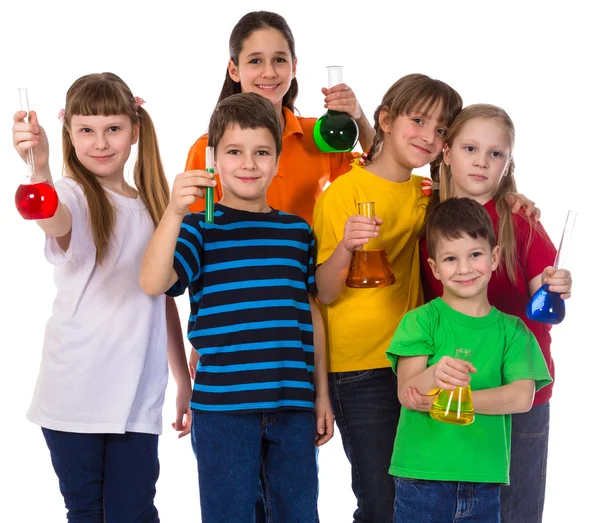 Grupo de crianças segurando frascos químicos — Fotografia de Stock