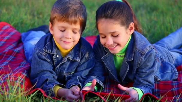 Dos niños jugando con la tableta PC — Vídeos de Stock