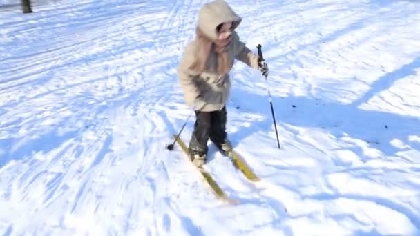 Dwa małe dzieci, Nauka jazdy na nartach — Wideo stockowe