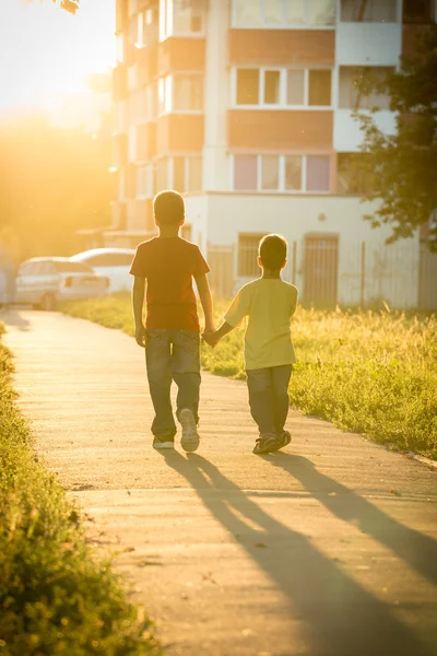 Dos chicos corriendo juntos en la calle — Foto de Stock