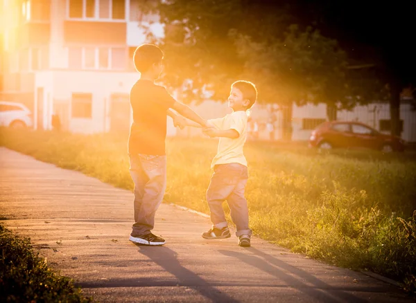 Dos chicos jugando juntos en la calle —  Fotos de Stock