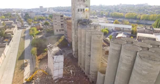 Koparka niszczy opuszczony betonowy budynek windy w Charkowie, Ukraina — Wideo stockowe