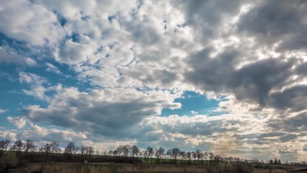 Timelapse nieba z chmurami, wiosenna scena wiejska — Wideo stockowe