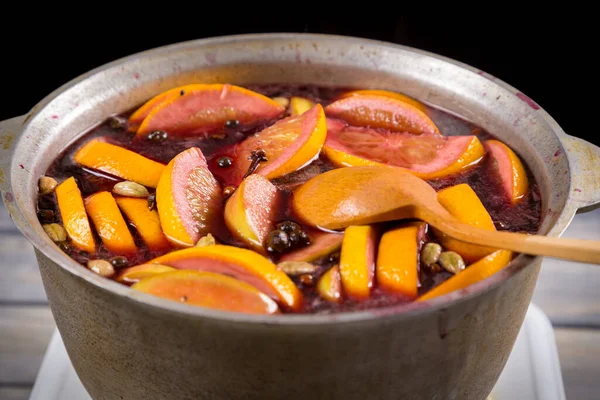 Holzlöffel Rühren Glühwein Großem Alten Metallkessel Auf Holztisch — Stockfoto