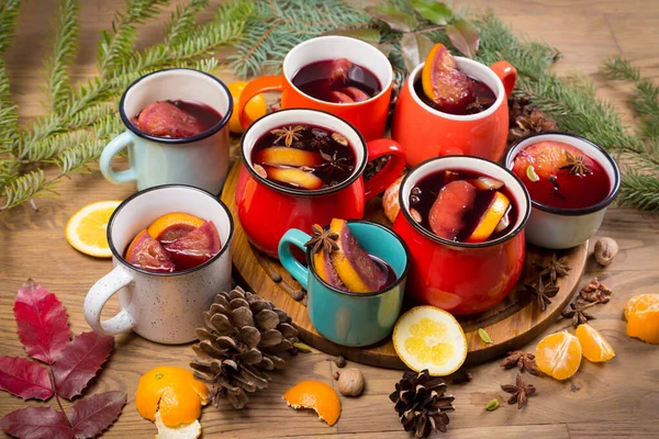 Många Färgglada Koppar Med Glögg Festligt Bord Dekorerade Med Gran — Stockfoto