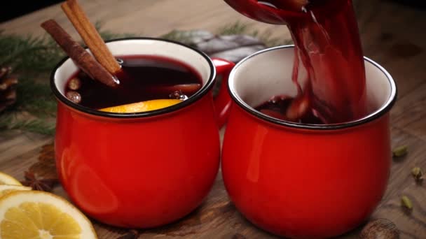 Наливание красной чашки с глинтвейном на праздничный стол — стоковое видео