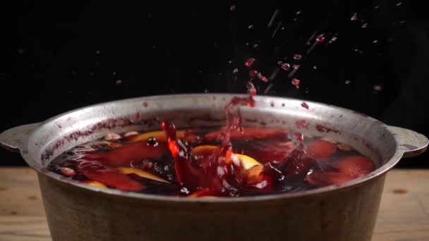Powolny ruch spadającego kawałka pomarańczy w grzanym czajniku — Wideo stockowe