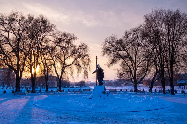 Winter sunset at Strilka square and Monument St. Andrew in Kharkiv, Ukraine — Stockfoto