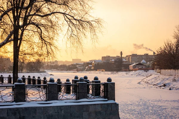 Winter view to snowy embankment of Lopan river in Kharkiv, Ukraine — Stockfoto
