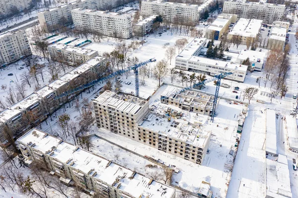 Ukrayna 'nın Kharkiv kentindeki yerleşim alanındaki inşaat sahasına kış manzarası — Stok fotoğraf