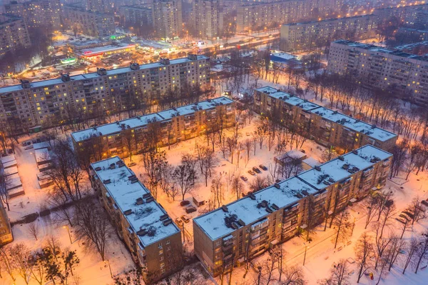 Winter avond luchtfoto uitzicht op woonwijk Saltivka in Kharkiv — Stockfoto