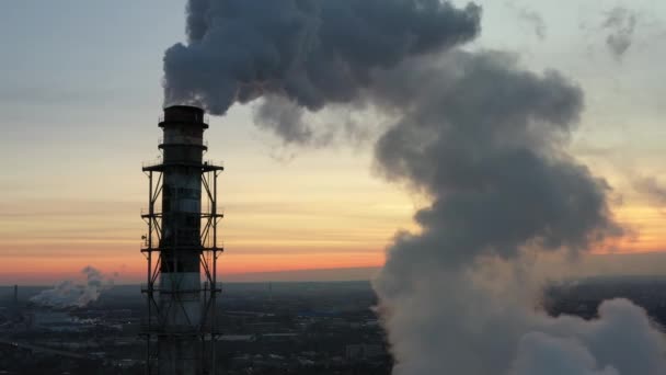 Voler autour de Big vieille silhouette de tuyau avec de la vapeur au coucher du soleil — Video