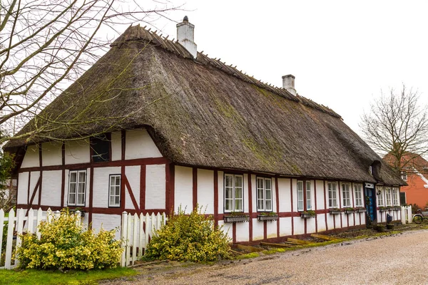 Hagyományos Klasszikus Stílusú Dán Vidéki Ház Tetővel Dániában Stock Kép
