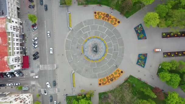 Taras Shevchenko monumento en la calle Sumskaya en Jarkov, vista aérea — Vídeo de stock