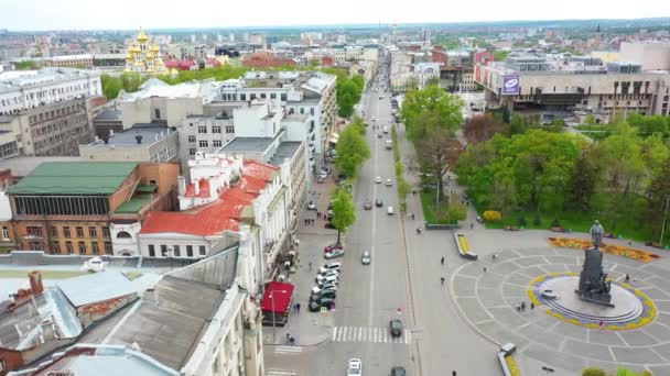 Памятник Тарасу Шевченко на Сумской улице в Харькове, вид с воздуха — стоковое видео