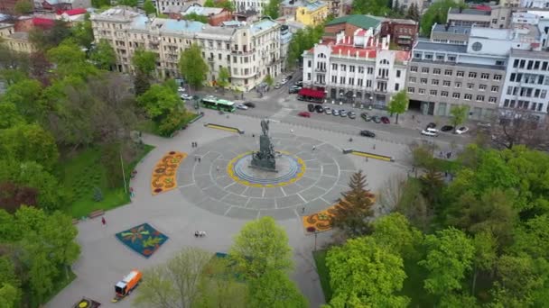 Taras Shevchenko monument op Sumskaya straat in Kharkov, luchtfoto — Stockvideo