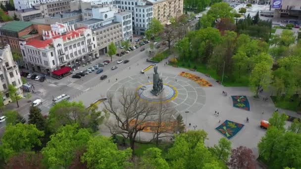 Taras Schewtschenko-Denkmal in der Sumskaja Straße in Charkow, Luftaufnahme — Stockvideo