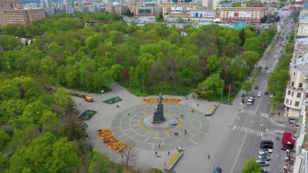 Taras Shevchenko monumento na rua Sumskaya em Kharkov, vista aérea — Vídeo de Stock