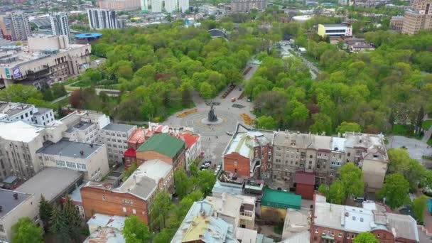 Harkov 'un Sumskaya Caddesi' ndeki Taras Shevchenko anıtı, hava manzaralı. — Stok video