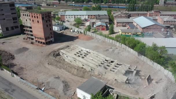 Charkov, Ukrajina: padlá věž staré budovy obilného výtahu po podkopání — Stock video