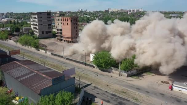 Charkov, Ukrajina: padající věž staré budovy obilného výtahu po podkopání — Stock video