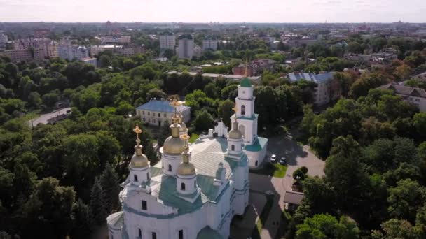 Vue aérienne de la cathédrale de l'Assomption et de son clocher à Poltava — Video