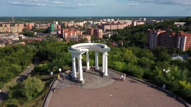 Вид с воздуха на белую ротонду в Полтаве с городским пейзажем — стоковое видео