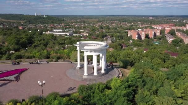 Antenn utsikt över White rotunda i Poltava stad med stadsbild — Stockvideo