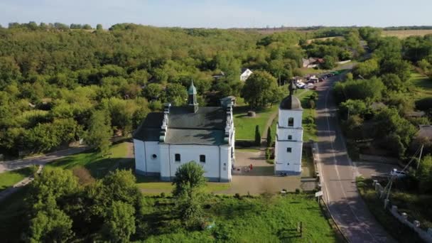 Régi Elias templom Subotiv, Cserkaszi régióban. Légköri keringési kilátás — Stock videók