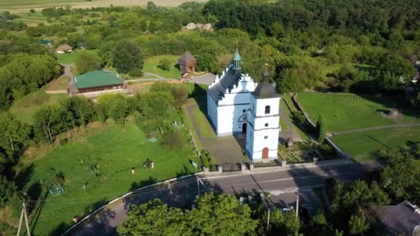 Antigua iglesia Elías en Subotiv, región de Cherkasy. Vista en órbita aérea — Vídeos de Stock