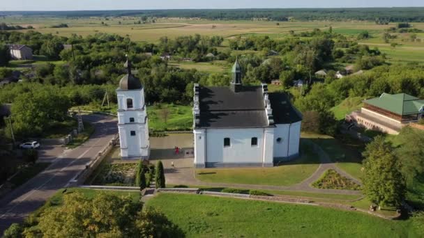 Vecchia chiesa di Elias a Subotiv, regione di Cherkasy. Vista aerea orbitante — Video Stock