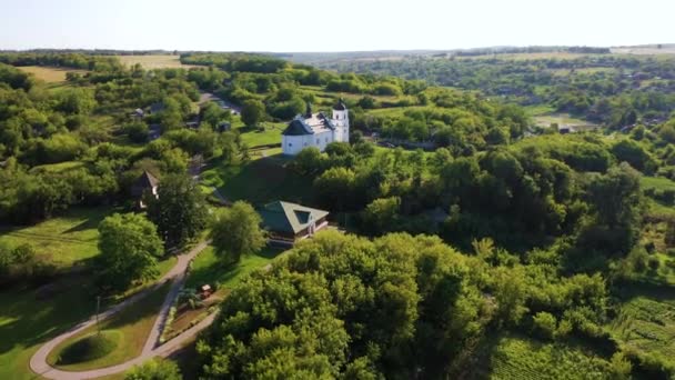 Церковь Старого Элиаса в Суботове, Черкасская область. Вид с воздуха — стоковое видео