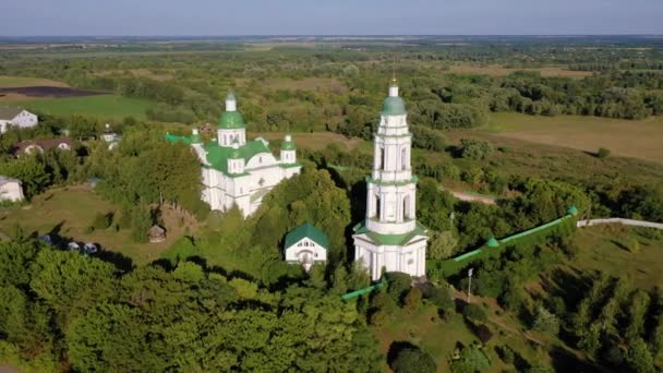 Вид с воздуха на Спасо-Преображенский монастырь Мхар, Украина — стоковое видео