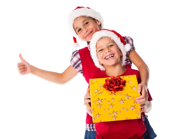 Deux enfants avec boîte cadeau de Noël — Photo