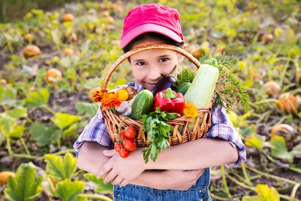 Menina com cesta de legumes — Fotografia de Stock