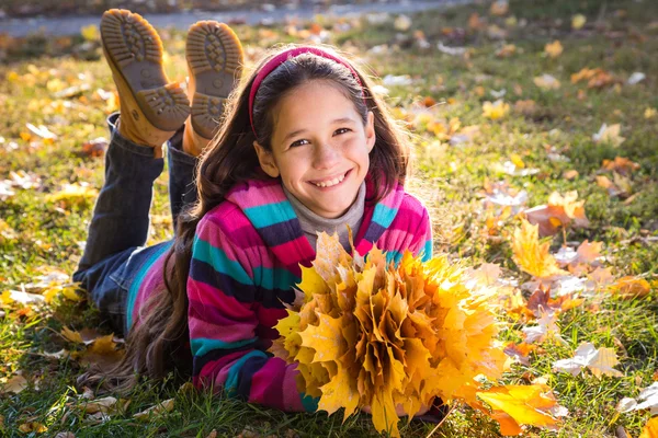 Menina com folhas de outono — Fotografia de Stock