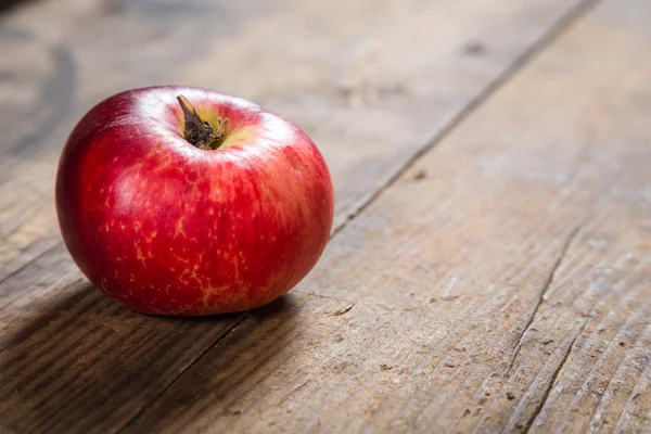 Manzana roja sobre fondo de madera —  Fotos de Stock