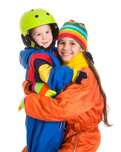 Zwei Kinder in Winterkleidung — Stockfoto