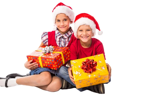 Dwoje dzieci z Boże Narodzenie podatek od darowizn pudło — Zdjęcie stockowe