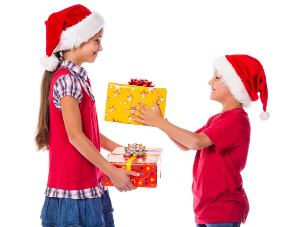 Duas crianças com caixas de presente de Natal — Fotografia de Stock